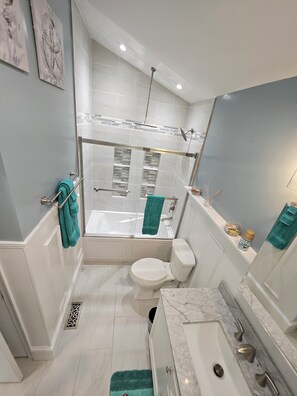 Shower, jetted bath, towels, soap - Charming 3-bedroom waterfront house in delightful Montross with WiFi, AC (Montross)