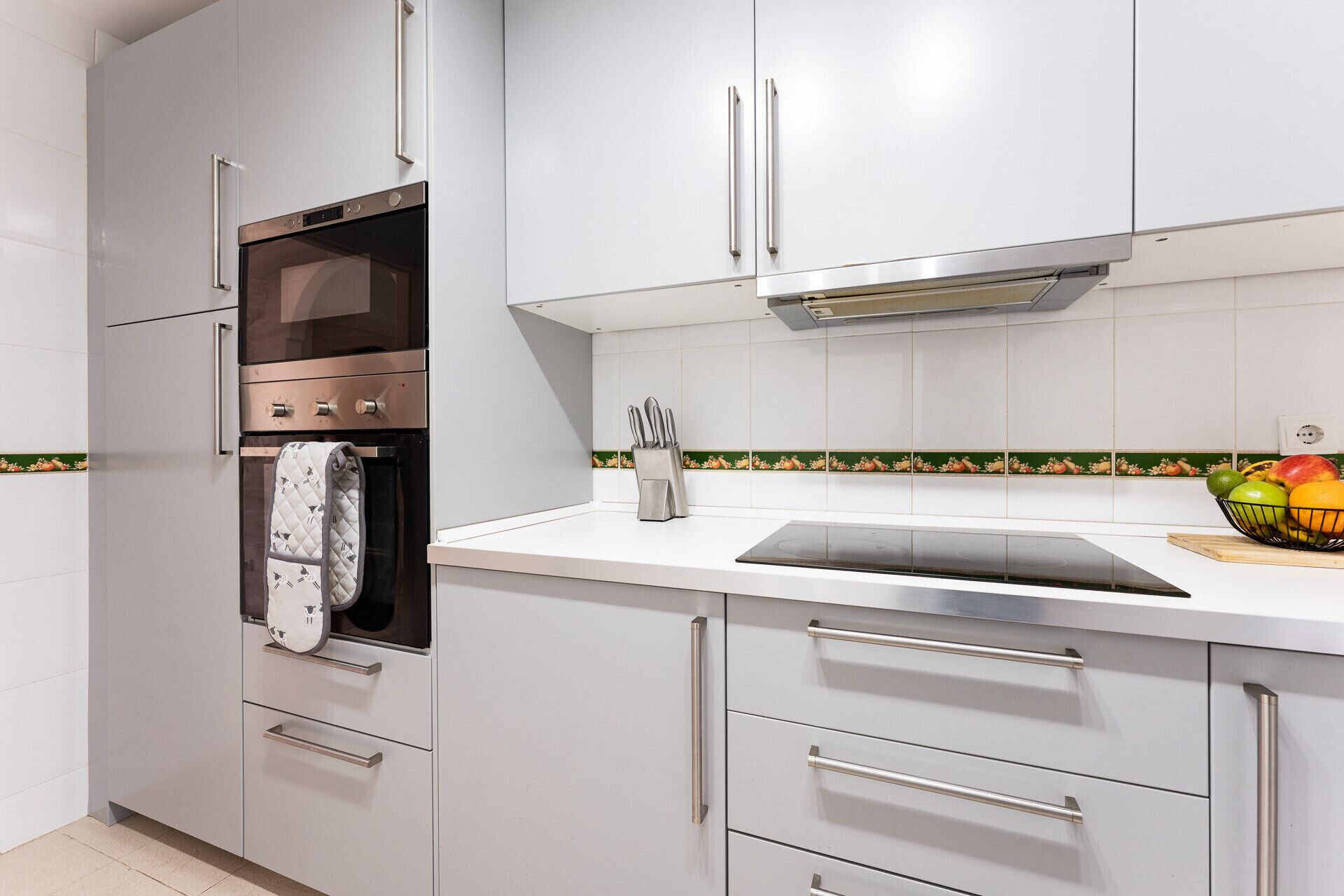 Fridge, microwave, oven, coffee/tea maker