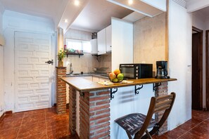 Fridge, microwave, oven, coffee/tea maker