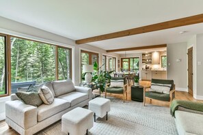 Smart TV, printers - House near Tremblant ski mountain on private road with back yard view of river. (Mont-Tremblant)