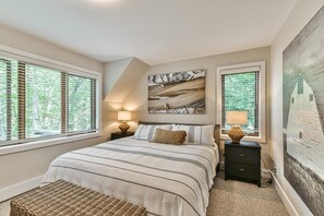 4 bedrooms, desk, free WiFi, bed sheets - House near Tremblant ski mountain on private road with back yard view of river. (Mont-Tremblant)