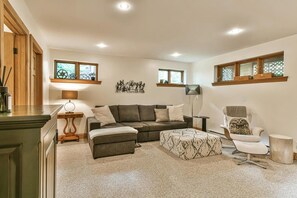 Smart TV, printers - House near Tremblant ski mountain on private road with back yard view of river. (Mont-Tremblant)