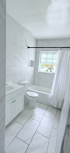 Serviettes fournies, savon, papier toilette