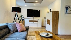 Smart TV, fireplace, books - Charming vacation apartment in a historic setting - close to the Schwarzenberg forest stage (Schwarzenberg/Erzgebirge)