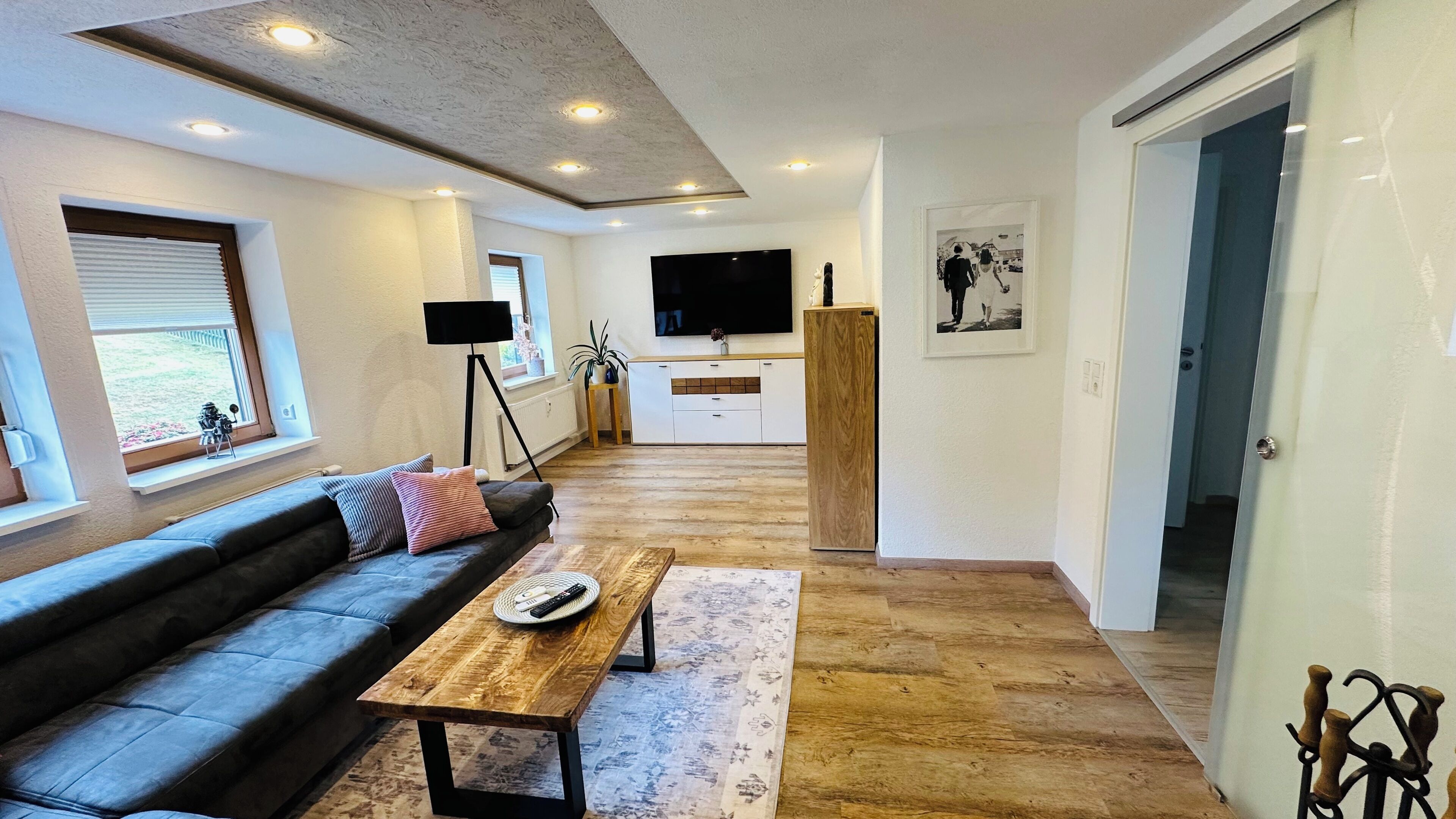 TV connectée, cheminée, livres