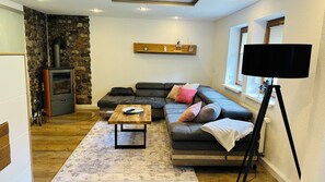 Smart TV, fireplace, books - Charming vacation apartment in a historic setting - close to the Schwarzenberg forest stage (Schwarzenberg/Erzgebirge)
