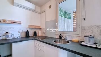 KylskÄp, mikrovÄgsugn, kaffe- och tebryggare och vattenkokare