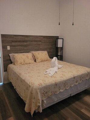 2 quartos, ferros/tábuas de passar roupa, Wi-Fi, roupa de cama