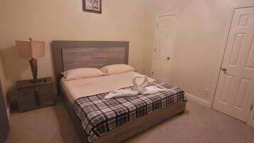 3 habitaciones, tabla de planchar con plancha, wifi y ropa de cama