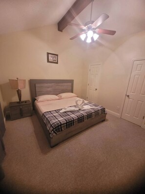 3 habitaciones, tabla de planchar con plancha, wifi y ropa de cama 