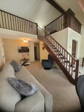 Smart TV. Spacious 3-Bedroom Apartment Perfect for Families and Groups