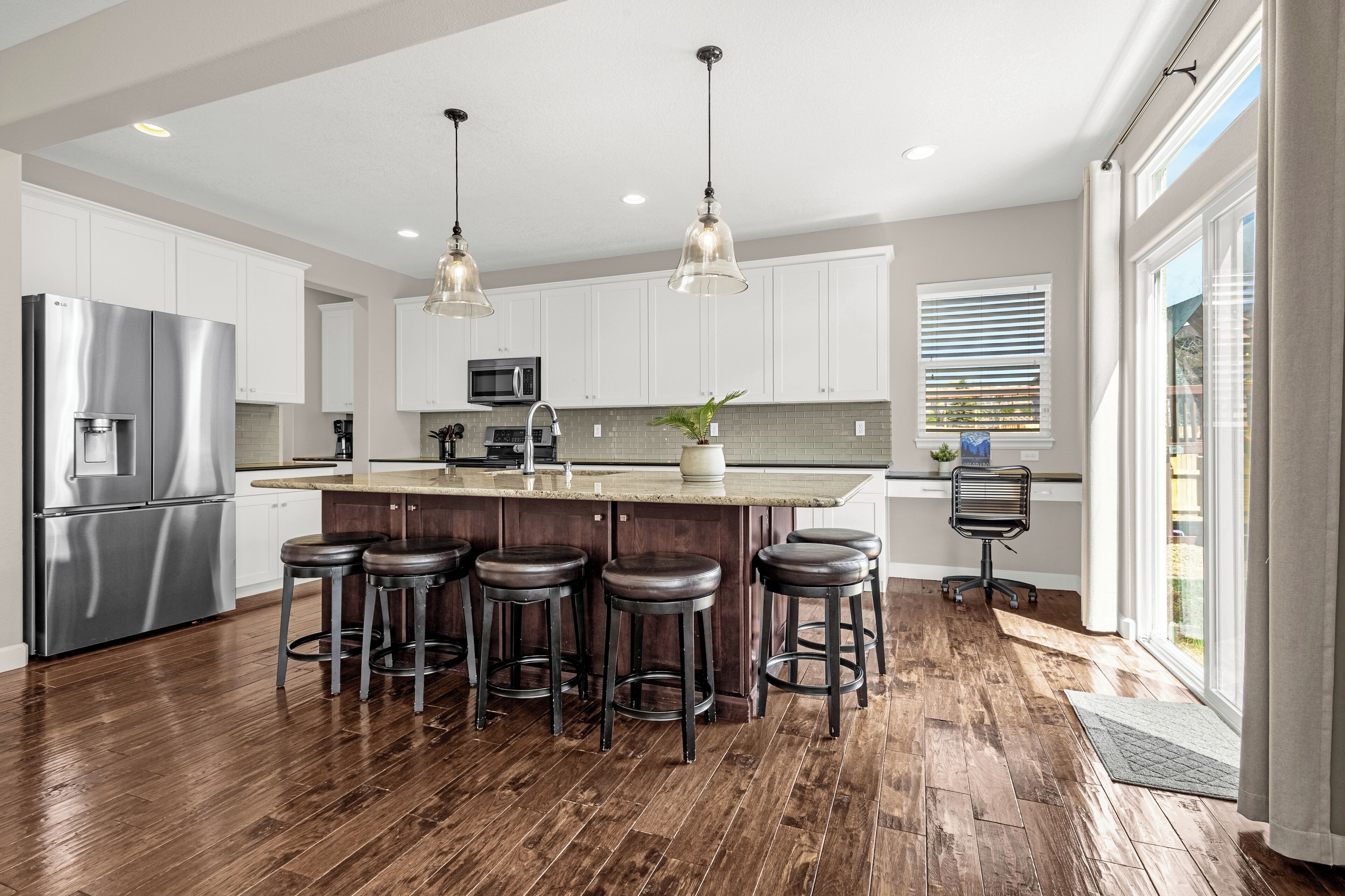 Køleskab, mikrobølgeovn, ovn, kogeplade