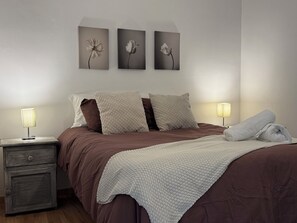 2 habitaciones, tabla de planchar con plancha, cuna de viaje y wifi 