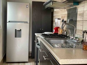 Réfrigérateur, micro-ondes, four, plaque de cuisson