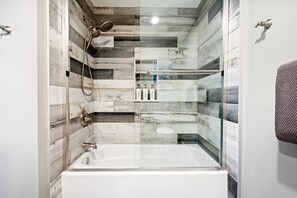 Dusche, Haartrockner, Handtücher, Seife