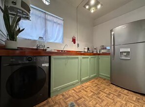 Réfrigérateur, four à micro-ondes, un four, surface de cuisson