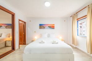 4 bedrooms, desk, iron/ironing board, Internet