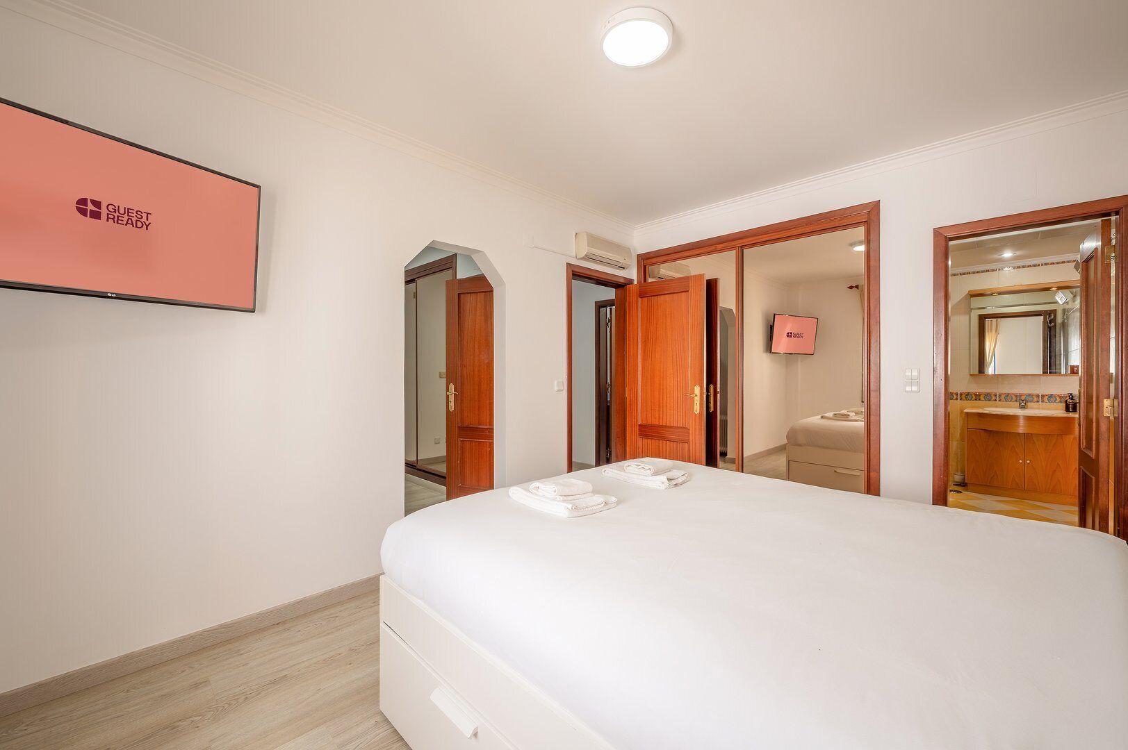 4 chambres, bureau, fer et planche à repasser, accès Internet