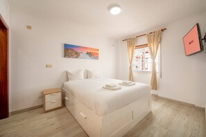 4 bedrooms, desk, iron/ironing board, internet