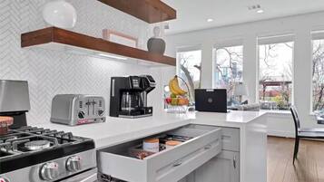 Microondas, horno, parrilla de estufa y lavavajillas