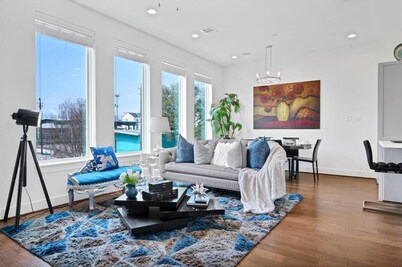 Elegant 3 Story Townhome Downtown Houston