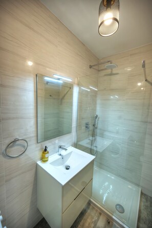 Shower, hair dryer, towels