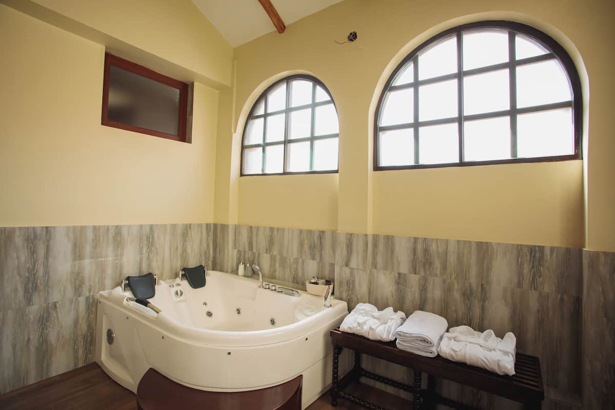 Superior-Studiosuite | Badezimmer | Haartrockner, Handtücher, Seife, Shampoo