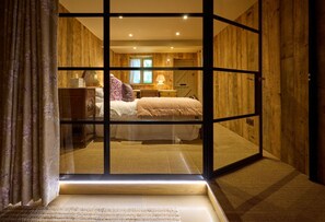 8 bedrooms, iron/ironing board, WiFi, bed sheets