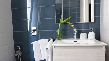 Doccia, asciugacapelli, asciugamani, carta igienica