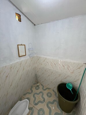 Een douche, handdoeken, zeep