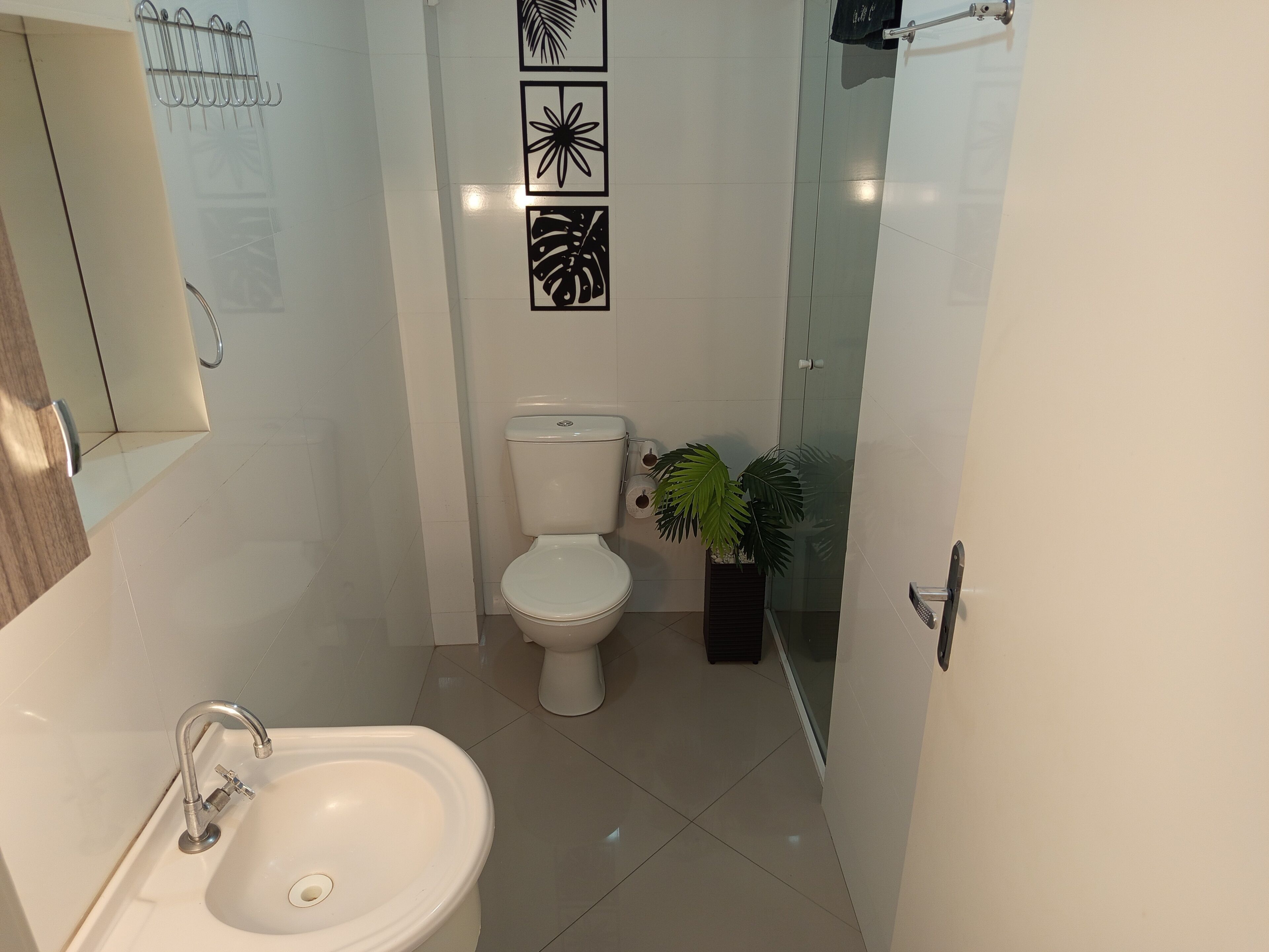 Un baño moderno con lavabo, inodoro y ducha.