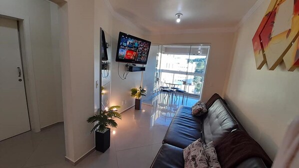Apartamento estándar | Zona de estar | Televisión LED de 42 pulgadas con canales por cable