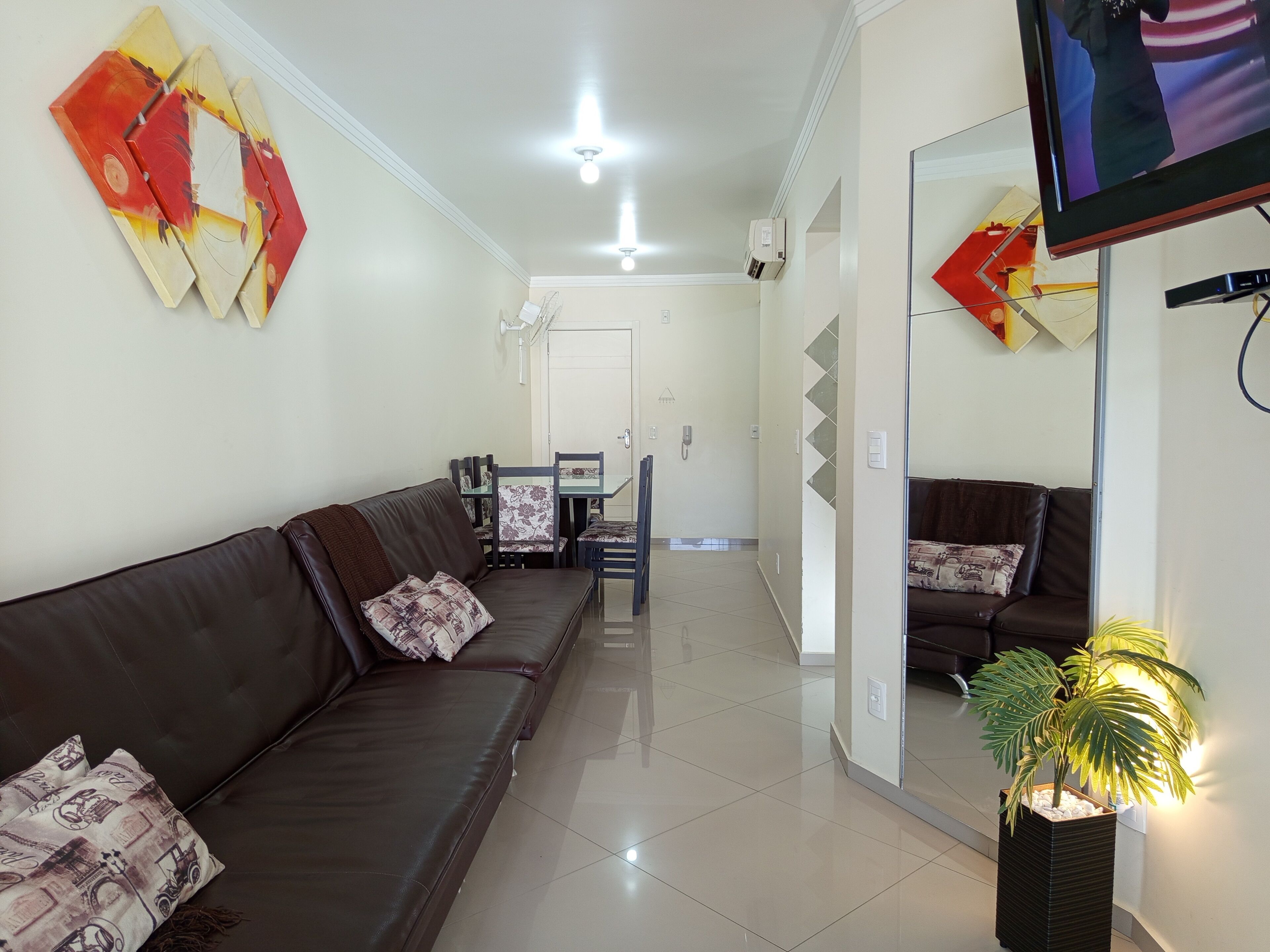 Standaard appartement | Woonruimte | Een 42-inch ledtelevisie met kabelzenders