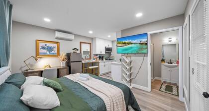 Modern Studio w King Bed, Full Kitchen, Gated Yard