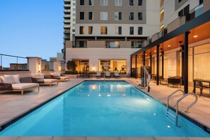 Seasonal outdoor pool - Holiday Inn Express Houston Downtown by IHG (Houston)