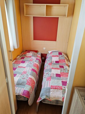 2 bedrooms, bed sheets