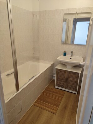 ヘアドライヤー、タ��オル、石鹸、シャンプー