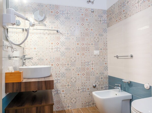A bathroom with a sink, bidet, and a mirror. - B&B La Via dei Mulini (Corigliano-Rossano)
