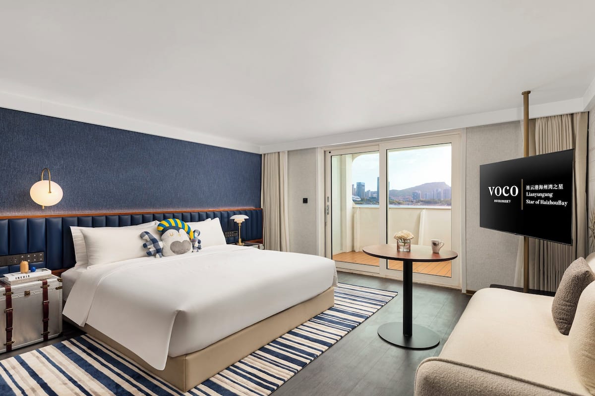 Premium bedding, down comforters, minibar (some free items)