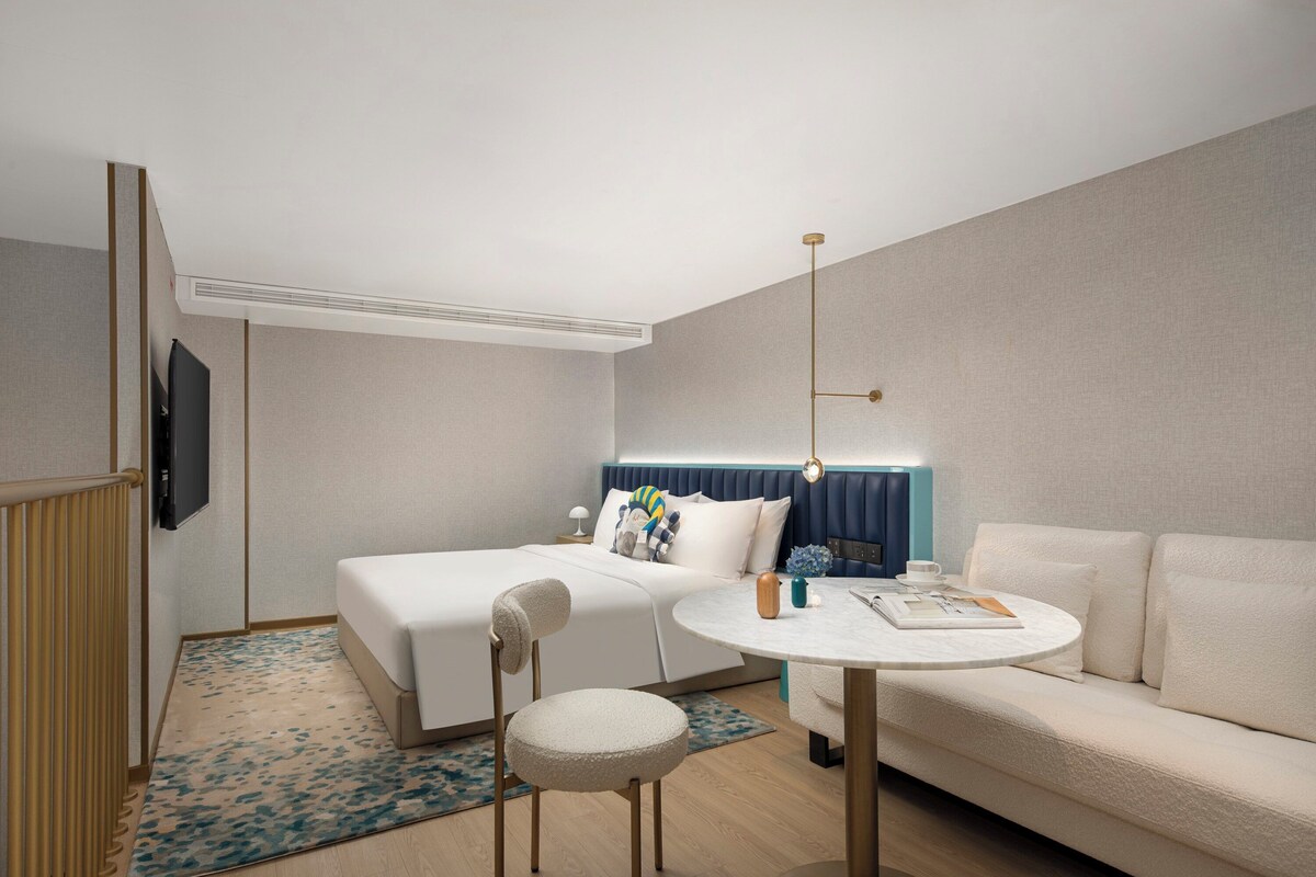 Premium bedding, down duvets, free minibar items, in-room safe