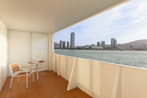 Kamar Standar, 1 Tempat Tidur Queen, pemandangan laut | Seprai premium, selimut bulu angsa, isi minibar gratis, dan brankas
