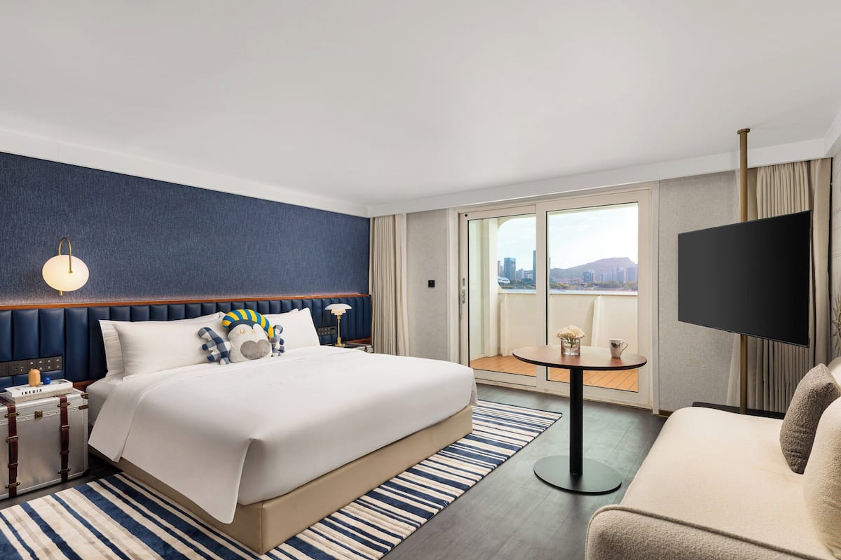 1 bedroom, premium bedding, down duvets, free minibar items