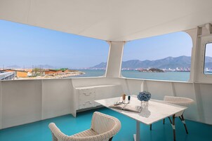 开放式套房 超大床 | 1 多间卧室、高档床上用品、羽绒被、免费迷你吧物品