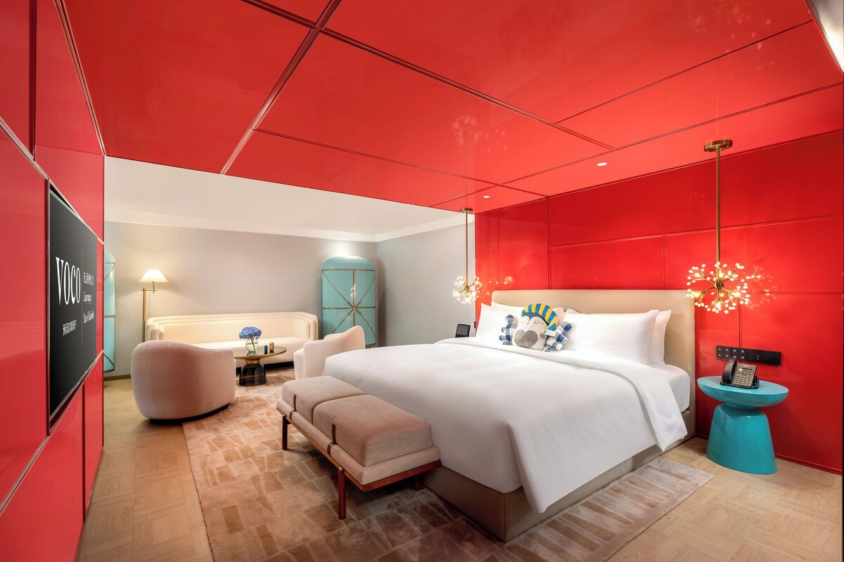 1 King Grand | Premium bedding, down duvets, free minibar items, in-room safe