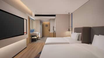 Una habitación de hotel moderna con dos camas, un televisor de pantalla plana grande, un baño con lavamanos y espejo, y suelo de madera.