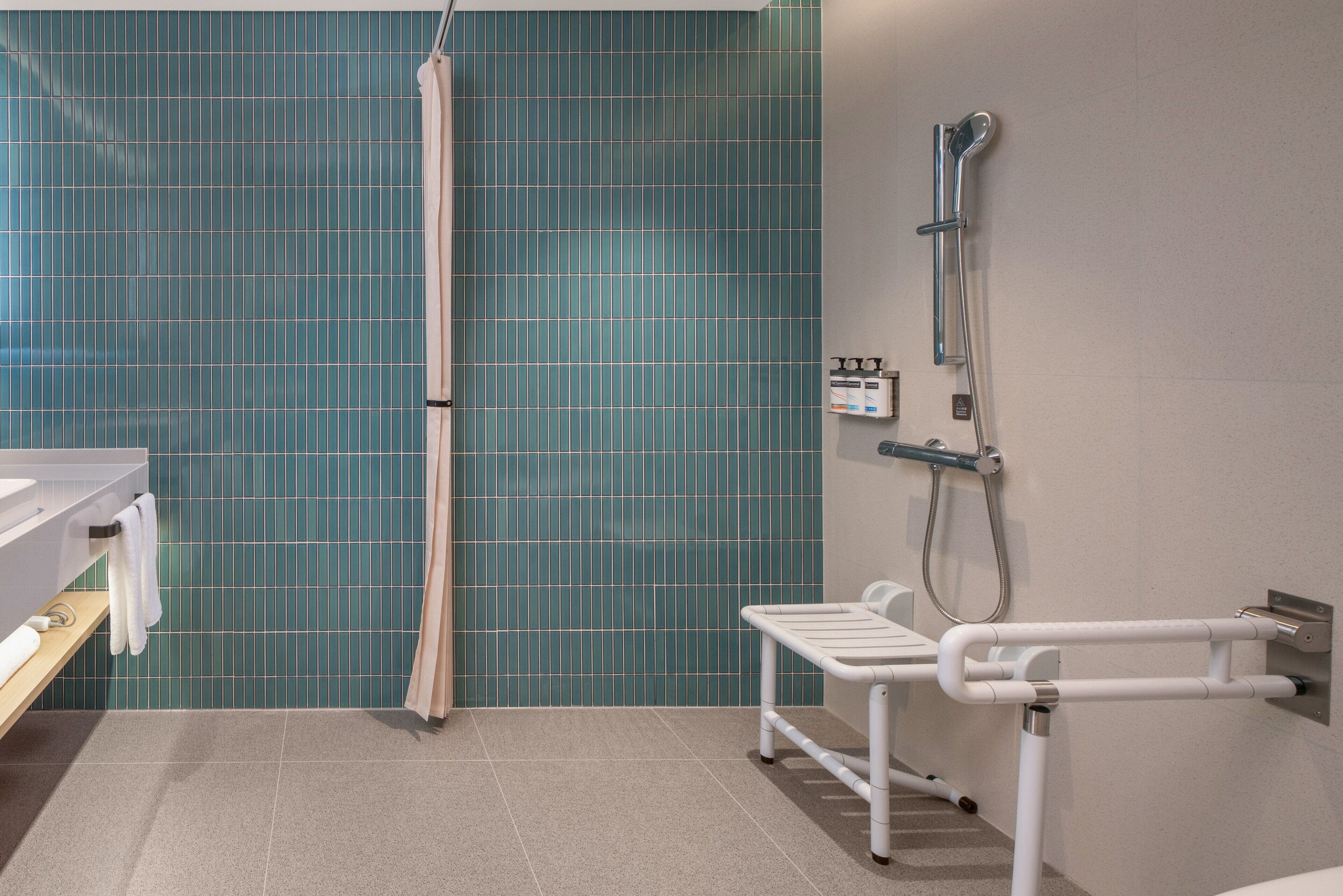 Une salle de bain avec une douche, des toilettes et un lavabo.