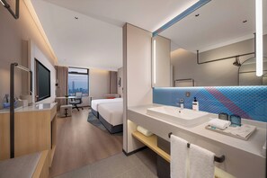 Habitación estándar, 2 camas matrimoniales, vista a la ciudad | Ropa de cama de alta calidad, edredón y escritorio 