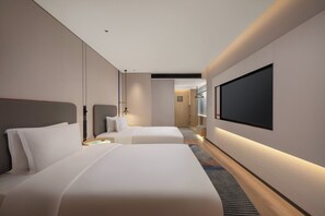 Rom – standard, 2 dobbeltsenger, byutsikt | Sengetøy av topp kvalitet, dundyner og skrivebord