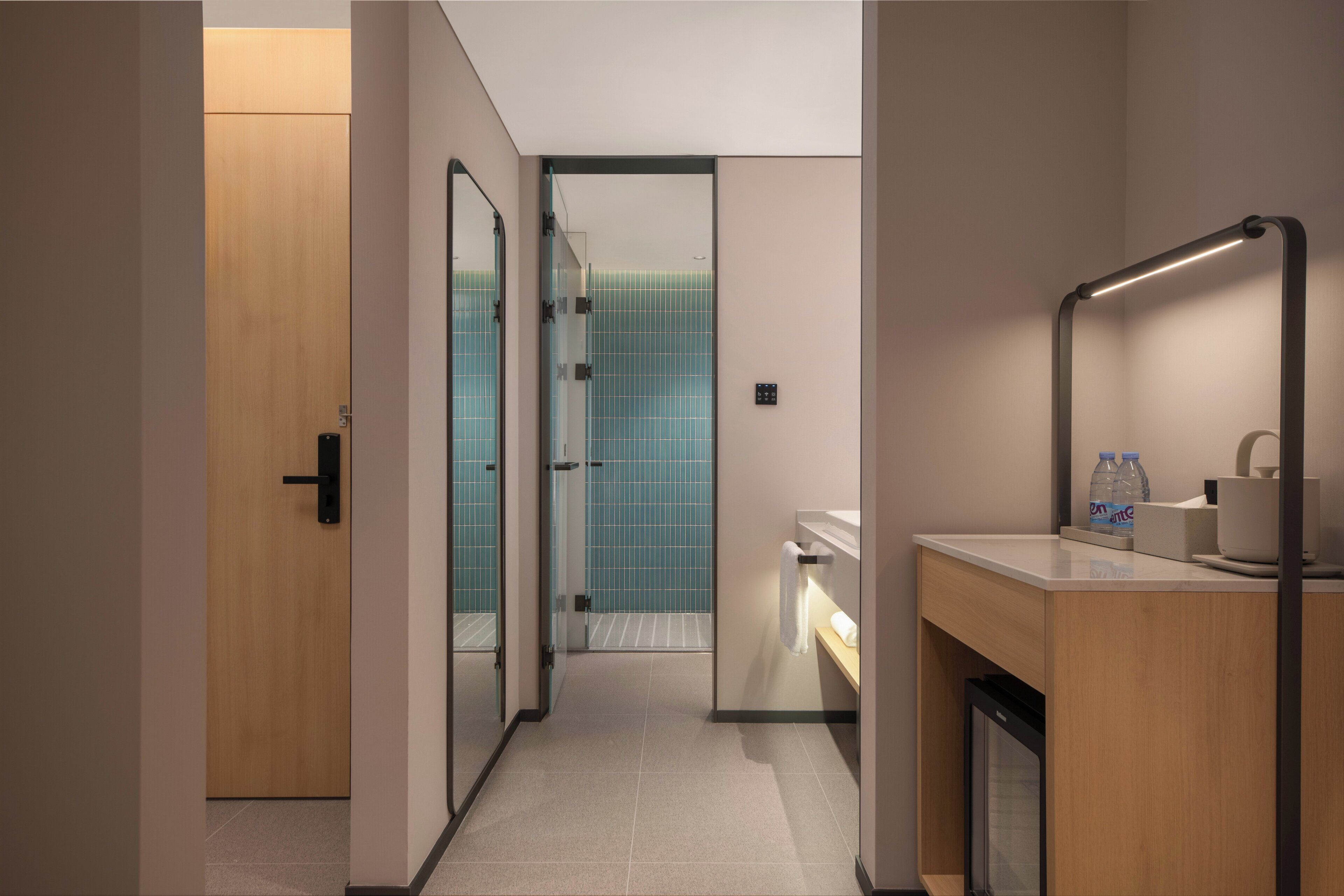 高级房 超大床 城景 | 浴室 | 淋浴设施、旋水按摩花洒、免费洗浴用品、吹风机