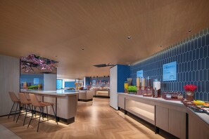 Café da manhã com buffet grátis todos os dias